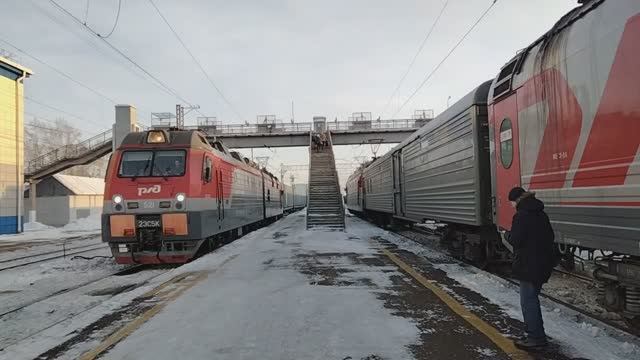 2ЭС5К-521 с контейнерным поездом на станции Зима и местные собачки