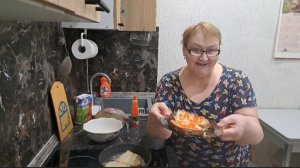 Готовлю на завтрак гренки с соусом чили, а на ужин - вишневый чебурек.