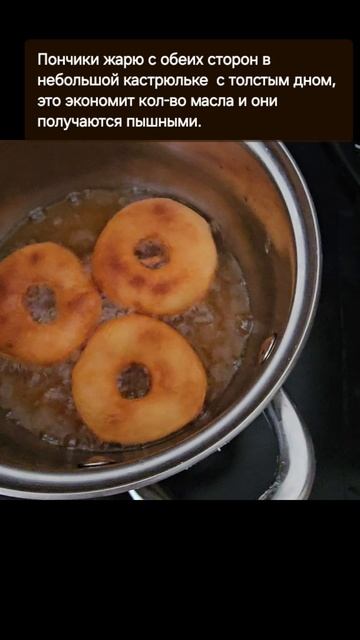 "Пончики жаренные с шоколадом и  радужной посыпкой"
#пончики #донат