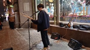 СОЛИСТ ГРУППЫ КЛЕВЕР ХАУС ДЖОНИ ВЫСТУПАЕТ НА НЕВСКОМ ПРОСПЕКТЕ