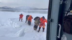 На Сахалине спасли рыбаков, которых унесло на льдине.
