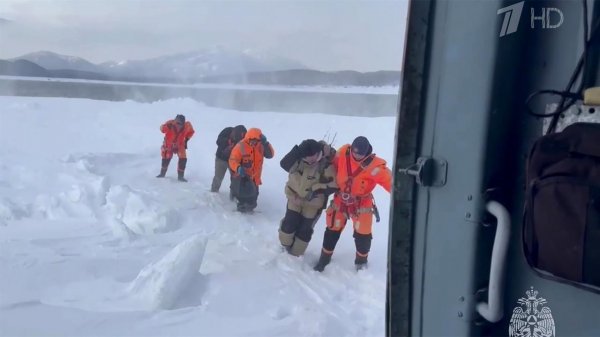 На Сахалине спасли рыбаков, которых унесло на льдине.