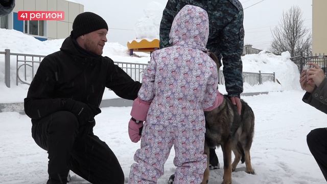 ПОКАЗАТЕЛЬНОЕ ВЫСТУПЛЕНИЕ СО СЛУЖЕБНОЙ СОБАКОЙ ПРОВЕЛИ ДЛЯ ДЕТЕЙ КИНОЛОГИ УФСИН В ПЕТРОПАВЛОВСКЕ смотреть онлайн