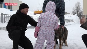 ПОКАЗАТЕЛЬНОЕ ВЫСТУПЛЕНИЕ СО СЛУЖЕБНОЙ СОБАКОЙ ПРОВЕЛИ ДЛЯ ДЕТЕЙ КИНОЛОГИ УФСИН В ПЕТРОПАВЛОВСКЕ