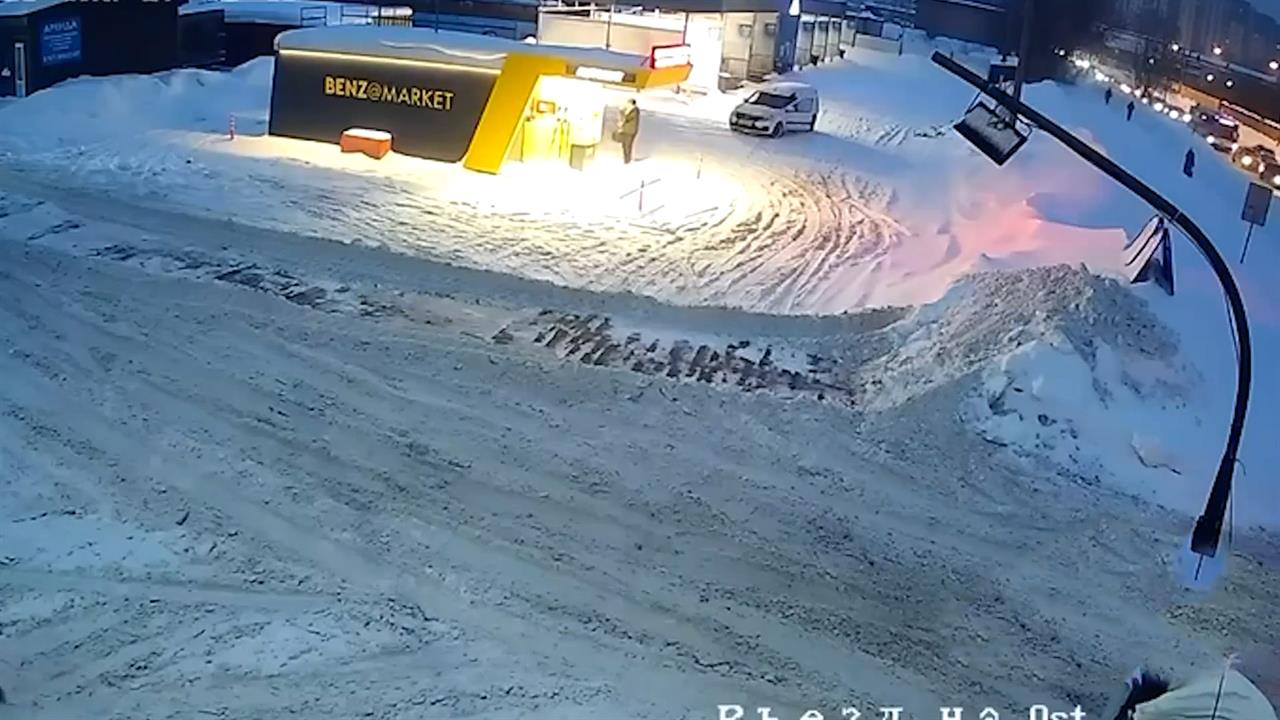 Появились кадры поджога заправки подростком в Подмосковье по указанию мошенников смотреть онлайн