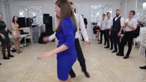 Битва на свадьбе Питера и Кристины. Танцоры против танцовщиц.