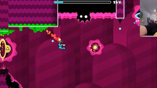 прохожу 5 уровней в версии Geometry Dash LITE.