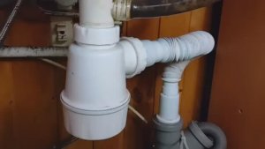 Никогда Не ставьте Гофру к Сифону Умывальника