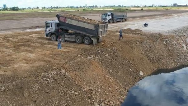 Be Dump truck that collapsed due to filling soil into a lake.Rescued by a skilled 2 bulldozer