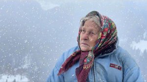 Тяжёлая одинокая жизнь 93-летней бабушки на вершине горы вдали от цивилизации
