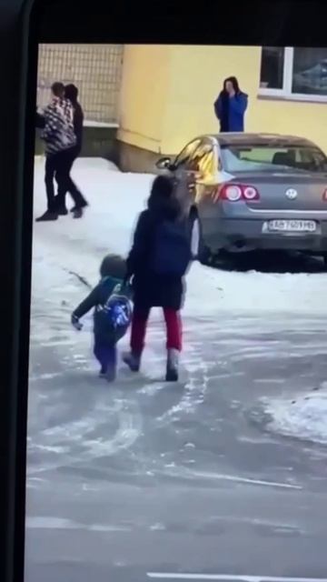 В Виннице во время бусификации мужика его друг огрел сзади людолова по затылку дубиной😄 смотреть онлайн