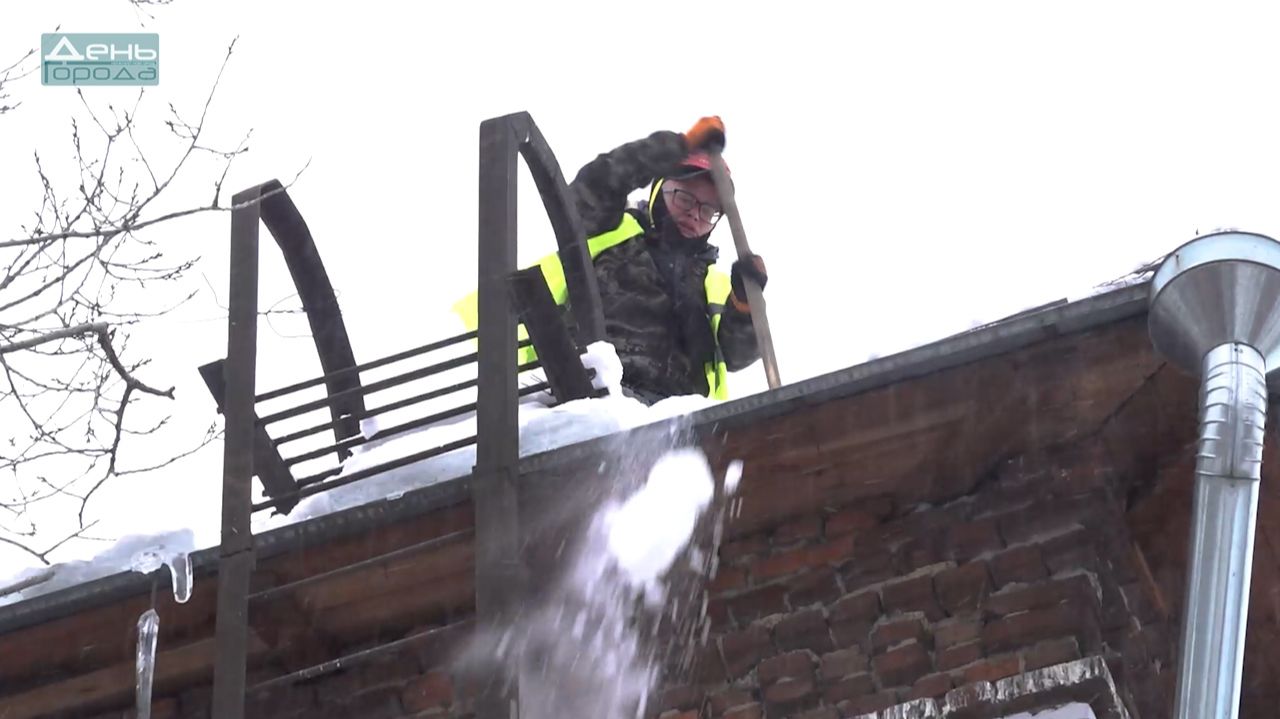 Глава Канавинского района проинспектировал уборку наледи с крыш смотреть онлайн
