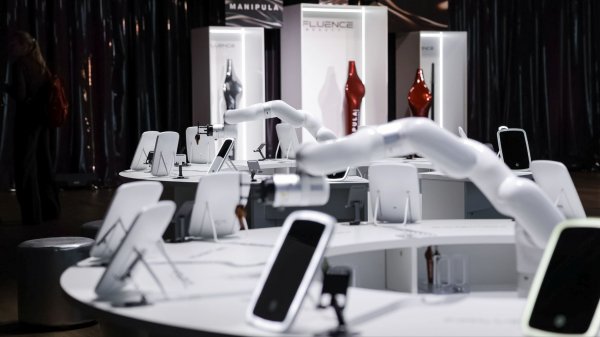 Лонч MANIPULA brown by INFLUENCE BEAUTY