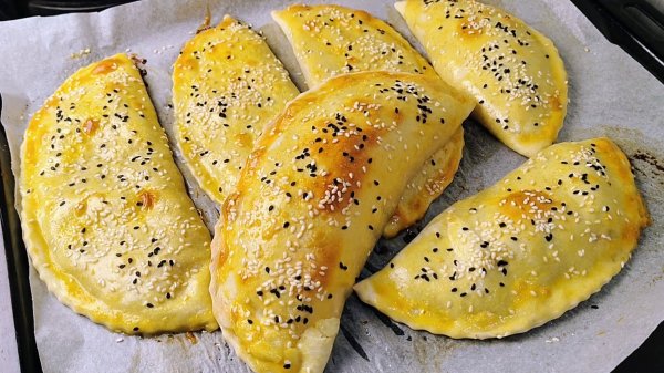 Что приготовить быстро из фарша.Чебуреки в духовке! Тонкое тесто и очень сочное мясо.