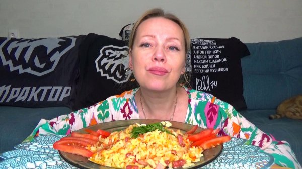 Мукбанг плов с сосисками и колбасой, остатки помидора. Еда вкуснота.