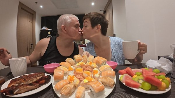 Мукбанг ОТМЕТИЛИ праздник нашей ЛЮБВИ и налопались СУШИ, роллы и рёбра! Семейный ужин в Паттайе
