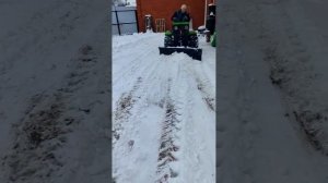 Гусеничный минитрактор, уборка снега.