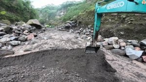 Строительство, экскаватор копает песок