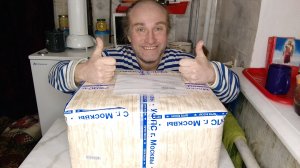 завтрак с Рыжулей. распаковка посылки от подписчицы. пью кофеек с курагой. очень сытно и питательно.