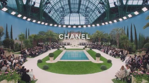 Показ женской коллекции Chanel весна-лето 2019