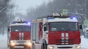 Пожарные не могли сразу начать тушить горящий дом во Владивостоке из-за машин
