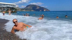 Обзор пляжа в Гурзуфе рядом с ДО "Мечта". Ныряем и купаемся в море. Крым.