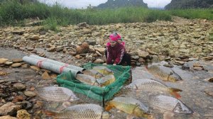 Девушка использует трубы из ПВХ и зелёную сеть для рыбалки. Рыбалка с Анной.