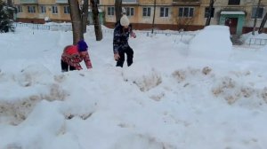 Настя и Лера прыгают в сугроб.