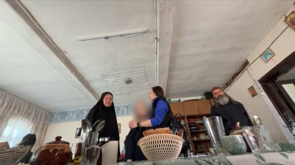 Под присягой «царю»: мать везет двух дочерей из Петербурга к сектантам