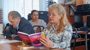 На встрече   в библиотеке  читаю рассказы  из  своей книги