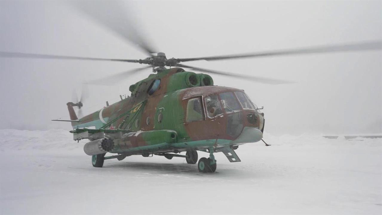 Пилоты Росгвардии, несмотря на метель, проводят учебные полеты. смотреть онлайн