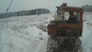 Рейс по области. Вывожу трубу. Зима, гололед. Вытаскиваем трактором.
