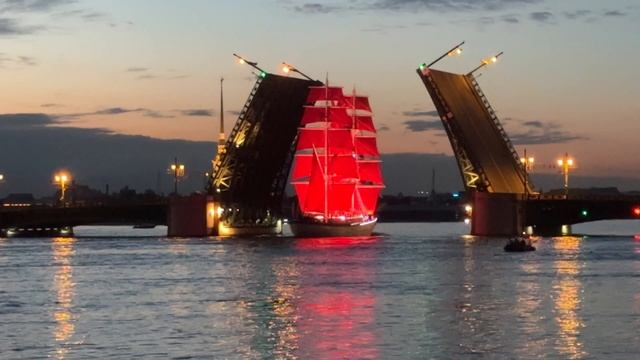 Алые паруса идут под Дворцовым мостом, репетиция