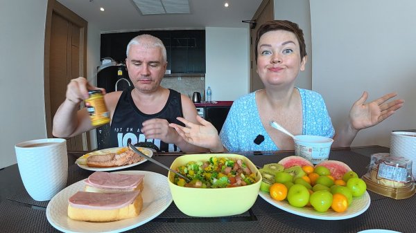 Мукбанг едим в Таиланде каждый день ОГУРЦЫ, не ЗАВИДУЙТЕ! Хотим ДОМОЙ! Семейный обед в Паттайе