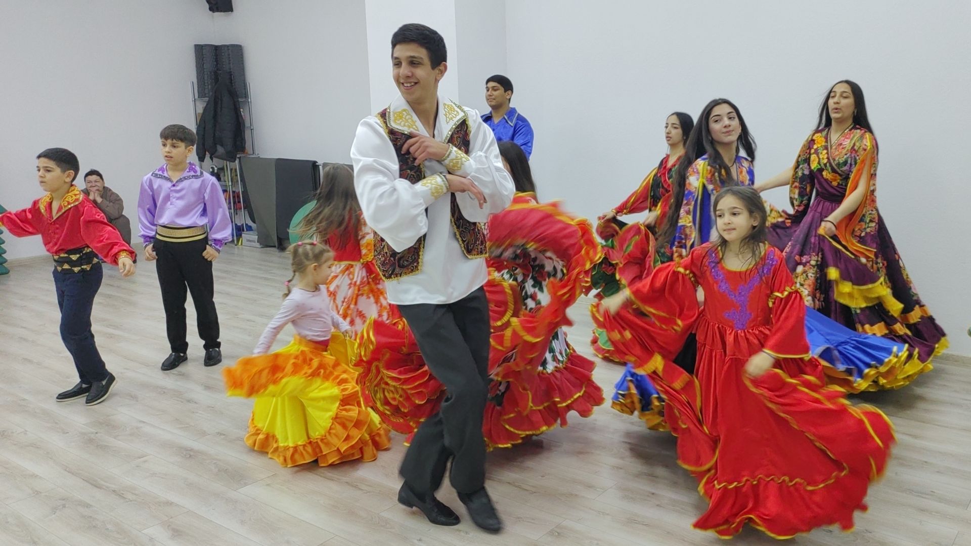 РЕПЕТИЦИЯ ! САМАЯ МАЛЕНЬКАЯ АКТРИСА КСЕНИЯ ! ТРЕТИЙ УРОК У НЕЕ ТАНЦА ЦЫГАНСКОГО ! 2026 г смотреть онлайн