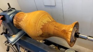 Как выточить гигантскую вазу из дерева.