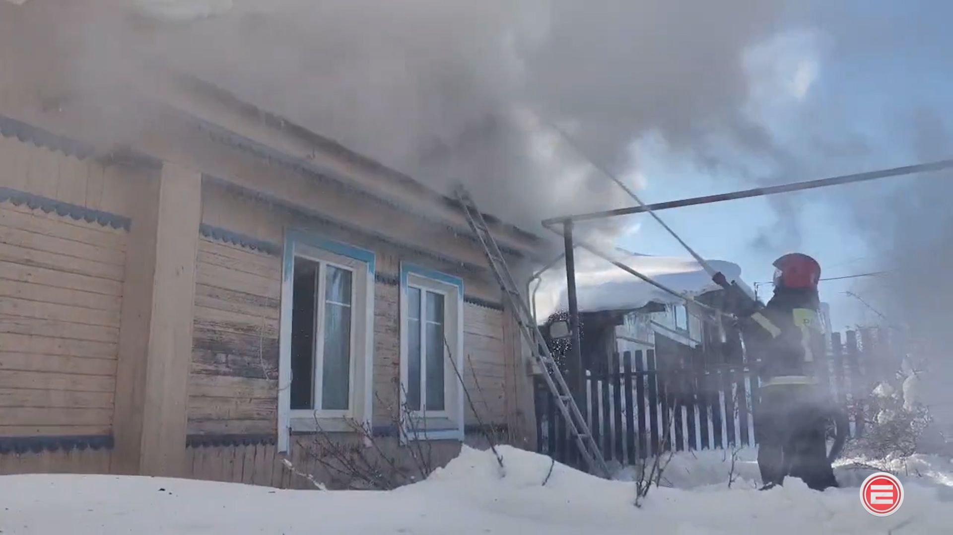 Пострадавшей от пожара пенсионерке нужна помощь. Жительница Ревды лишилась дома и вещей смотреть онлайн