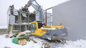 Снесли за час: незаконный складской цех ликвидировали в деревне Болтино