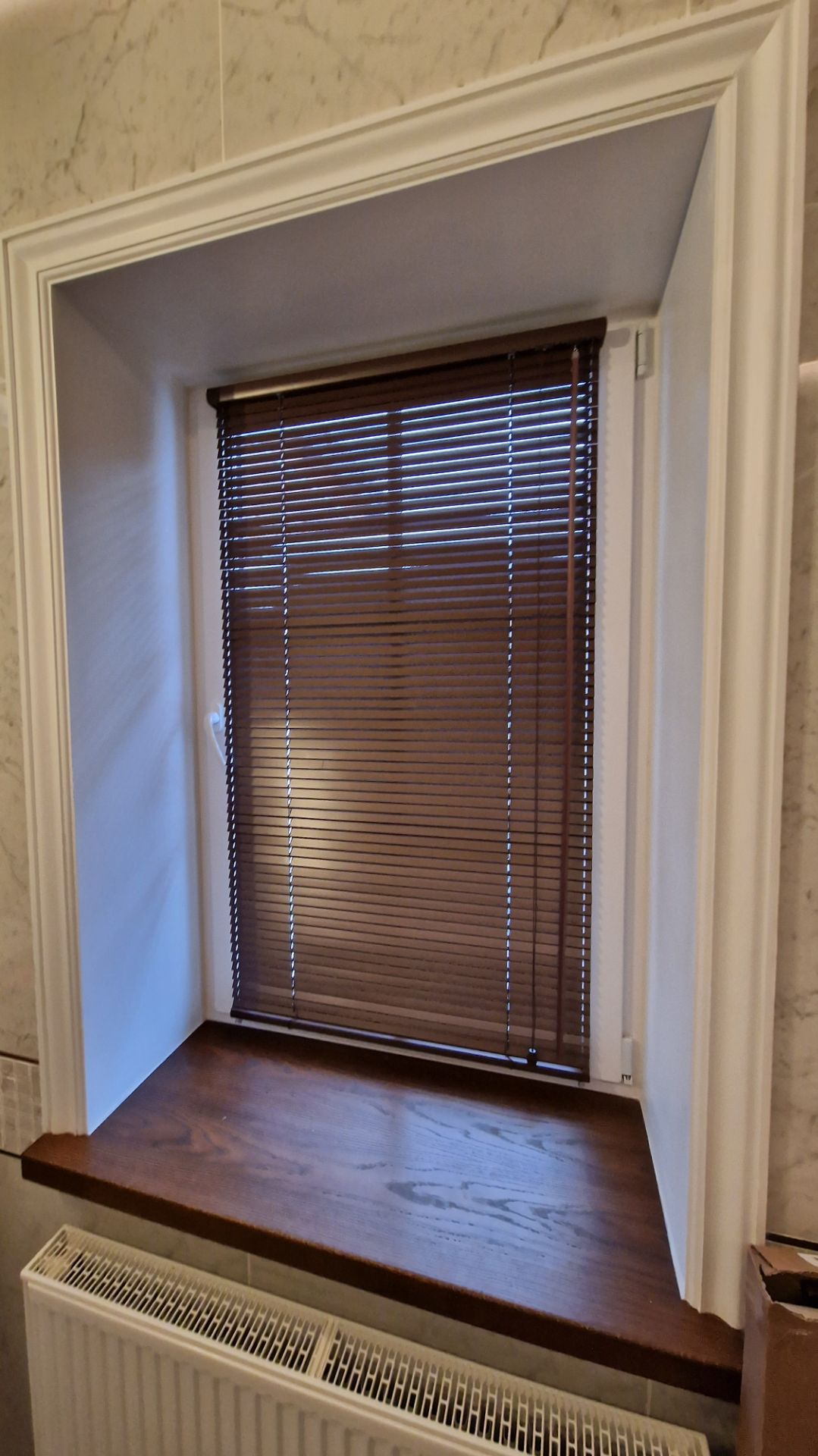 Цвет Орех. горизонтальные деревянные жалюзи 25мм