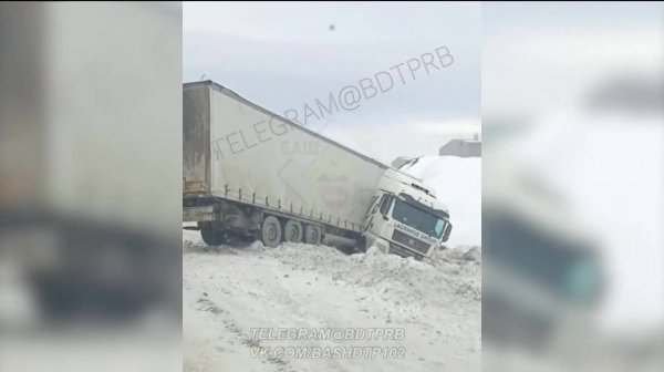 Фура съехала в кювет под Уфой