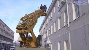 Ульяновские спасатели очищают от снега крыши муниципальных зданий