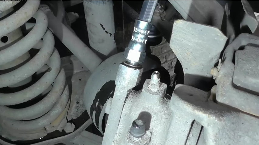 Замена переднего тормозного шланга Chevrolet Niva