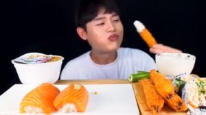 Мукбанг суши, лапша, креветки во фритюре Еда на камеру