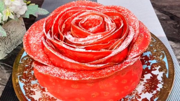 Простой, легкий и несложный в приготовлении блинный торт украсит праздничный стол.