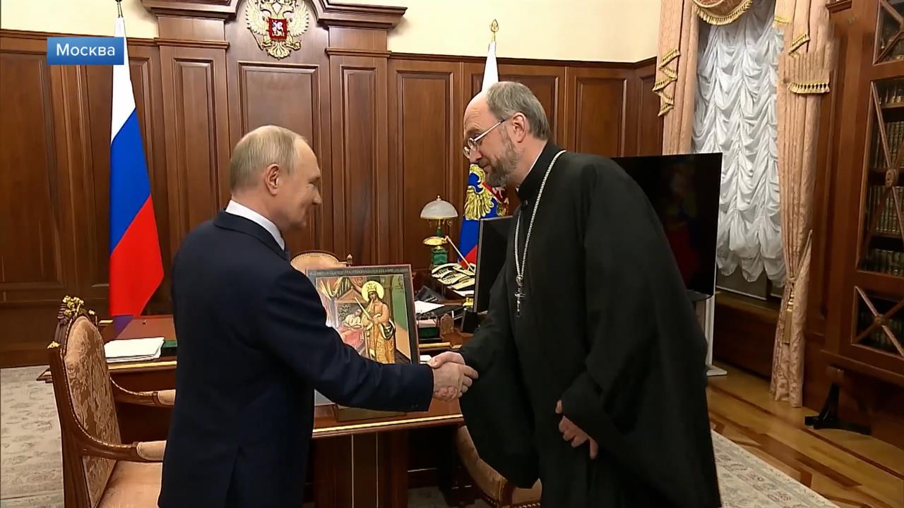 Протоирей Ткаченко подарил Путину икону Божией Матери "Целительница". смотреть онлайн