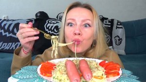 Мукбанг макароны спагетти с квашеной капустой и  c сосисками. Еда вкуснота.