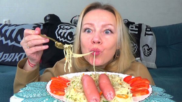 Мукбанг макароны спагетти с квашеной капустой и  c сосисками. Еда вкуснота.