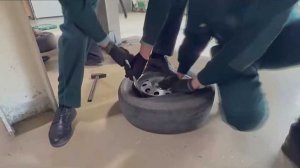 Почти 600 пачек сигарет нашли в колесах автомобиля на границе Сочи