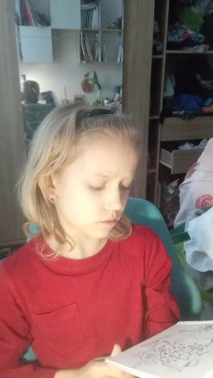 расспрашиваю женщину в альбоме