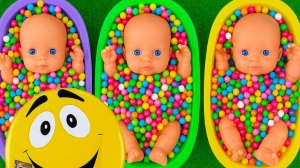 Мультики для детей и малышей . Наполняем ванны  Радужными конфетами с куклами